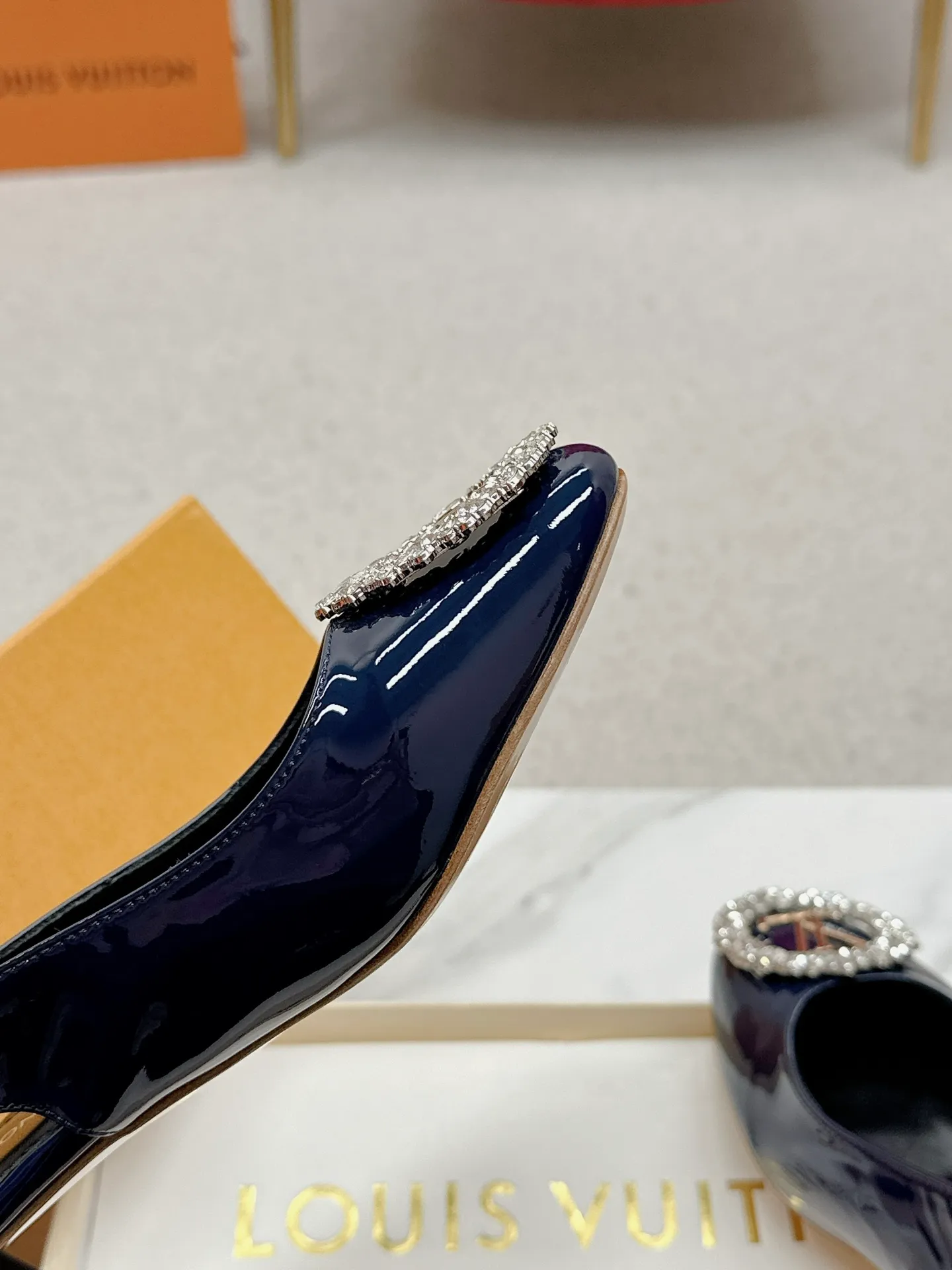 👟👟Ex-factory price 580👟👟 👑 Lv shoes This Urban Twist women's shoe is a stylish upgrade to the classic stiletto style. It is made of smooth calfskin upper with a bright silver metal toe and is engraved with the LV Circle logo, highlighting the Louis Vuitton brand characteristics. Detailed features: Calfskin material Lining: Imported full-grain sheepskin Foot pads: Imported full-grain sheepskin sole Italian genuine leather sole Heel height Two height sizes: 34-40 (34.40.41 customization is not returnable)